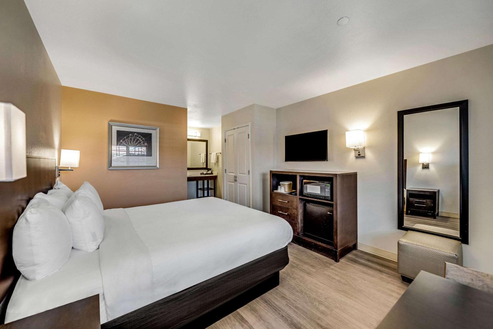 Comfort Boardwalk Hotel
